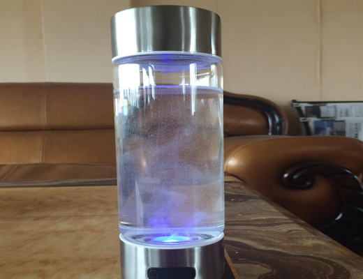 لیوان آب غنی از هیدروژن آب خالص هیدروژن یک کلید
